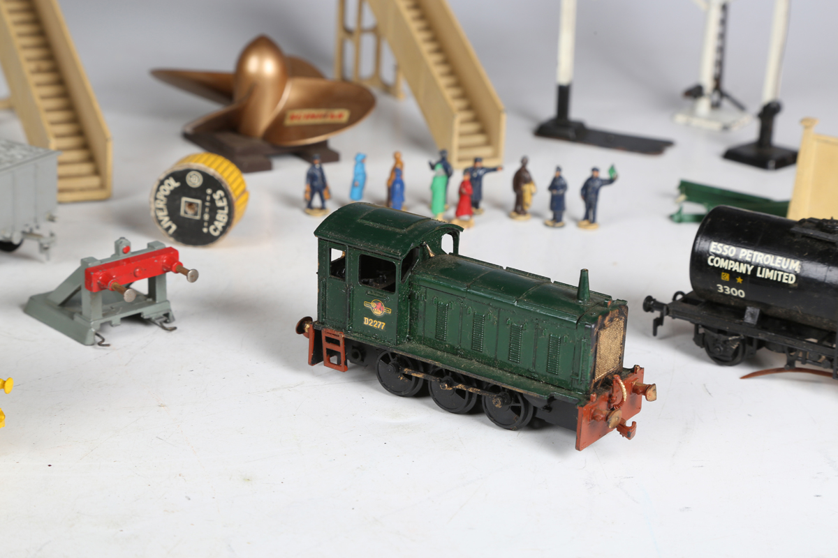 A collection of Hornby Dublo three-rail items, including EDLT 20 locomotive 'Bristol Castle' and - Image 13 of 14