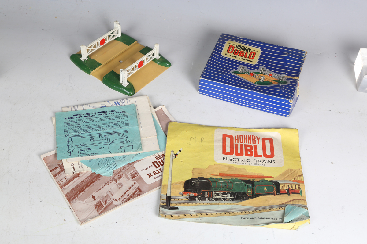 A collection of Hornby Dublo three-rail items, including EDLT 20 locomotive 'Bristol Castle' and - Image 7 of 14