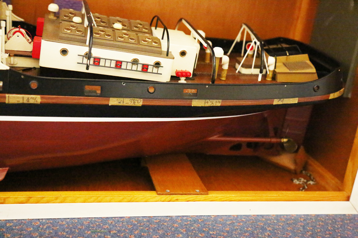 A remote control model of the tug boat 'F.C. Sturrock', with control, length 101cm, with wooden - Image 2 of 8