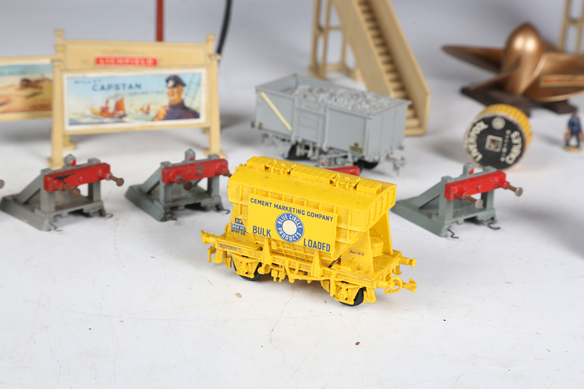 A collection of Hornby Dublo three-rail items, including EDLT 20 locomotive 'Bristol Castle' and - Image 12 of 14