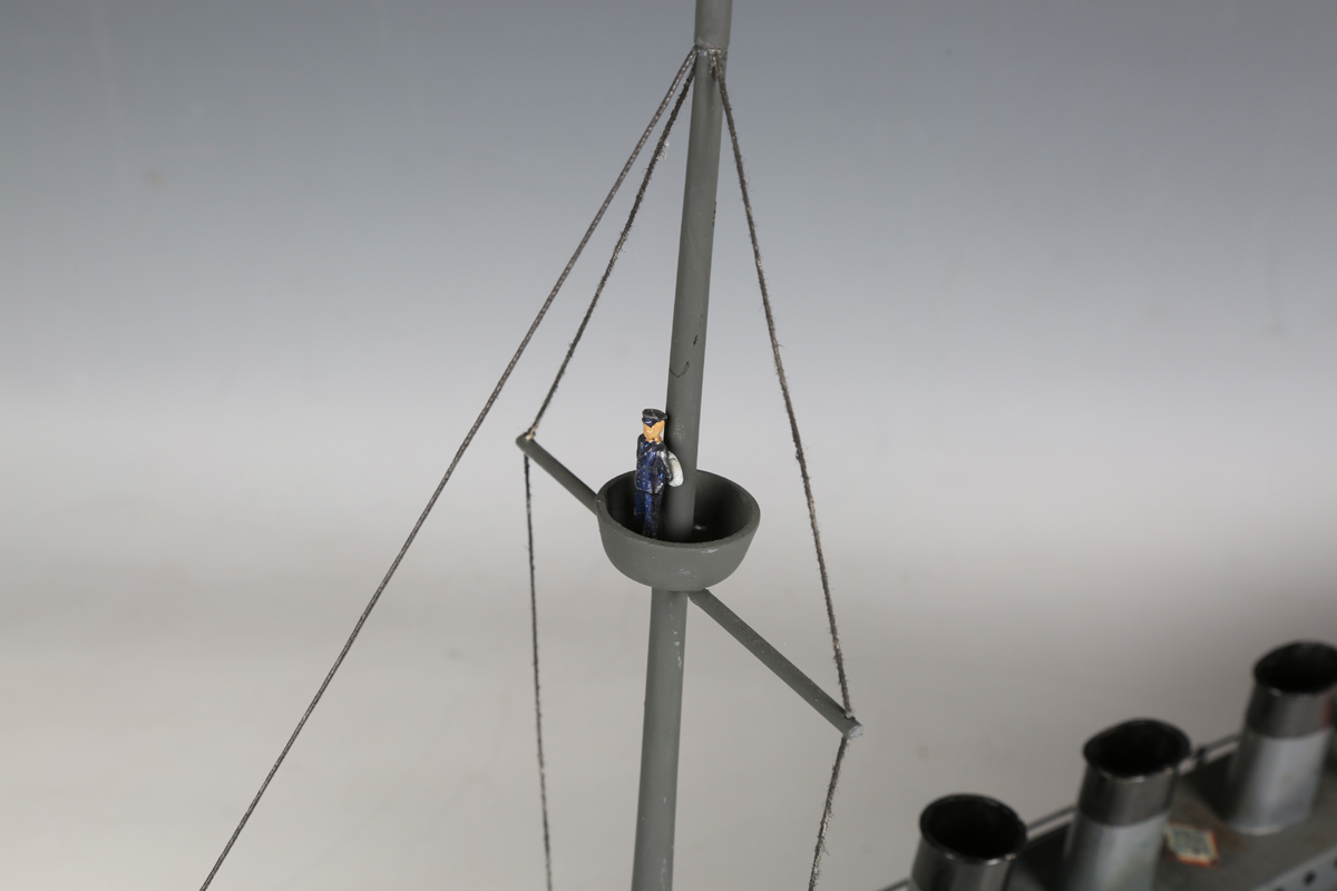 A Bing tinplate clockwork model of a torpedo ship, fitted with a mast with crow's nest and four - Image 9 of 9