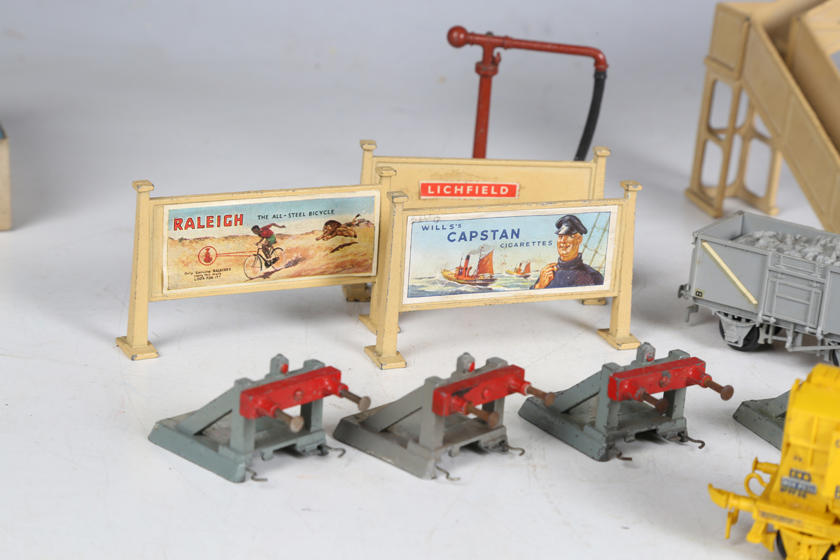 A collection of Hornby Dublo three-rail items, including EDLT 20 locomotive 'Bristol Castle' and - Image 11 of 14