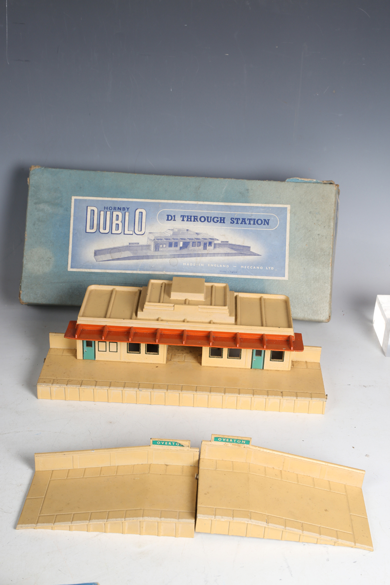 A collection of Hornby Dublo three-rail items, including EDLT 20 locomotive 'Bristol Castle' and - Image 5 of 14