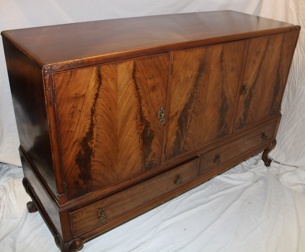 A good quality 1920's mahogany dining suite by Waring and Gillow comprising an oval extending - Image 2 of 4