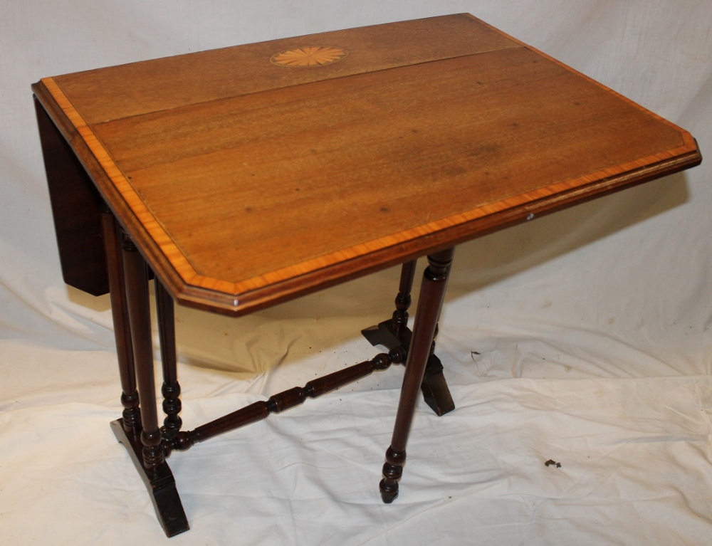 An Edwardian inlaid mahogany Sutherland-style drop leaf tea table on turned supports - Image 2 of 2