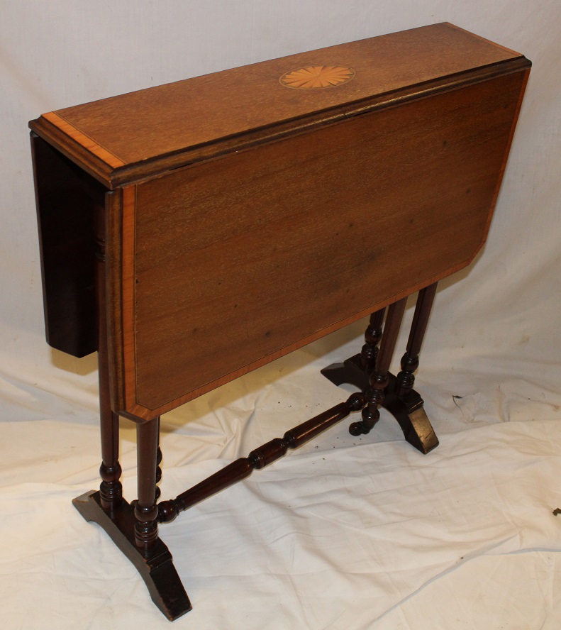 An Edwardian inlaid mahogany Sutherland-style drop leaf tea table on turned supports