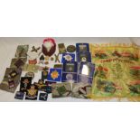 A selection of mixed military cap badges, cloth insignia, rank badges and others etc.