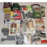 Hornby 00 gauge - various layout accessories including boxed station accessory pack,