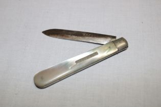 A George V silver bladed folding pocket knife with mother-of-pearl mounts,