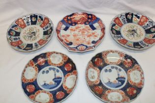 A 19th century Japanese Imari pottery scallop-shaped serving bowl with painted decoration and two