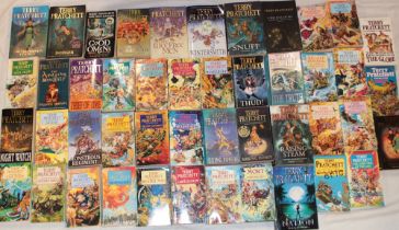 Pratchett (Terry) Numerous paperback volumes