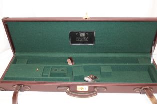 A virtually new Guardian baize lined gun case to fit 32"+ barrels complete with straps and key