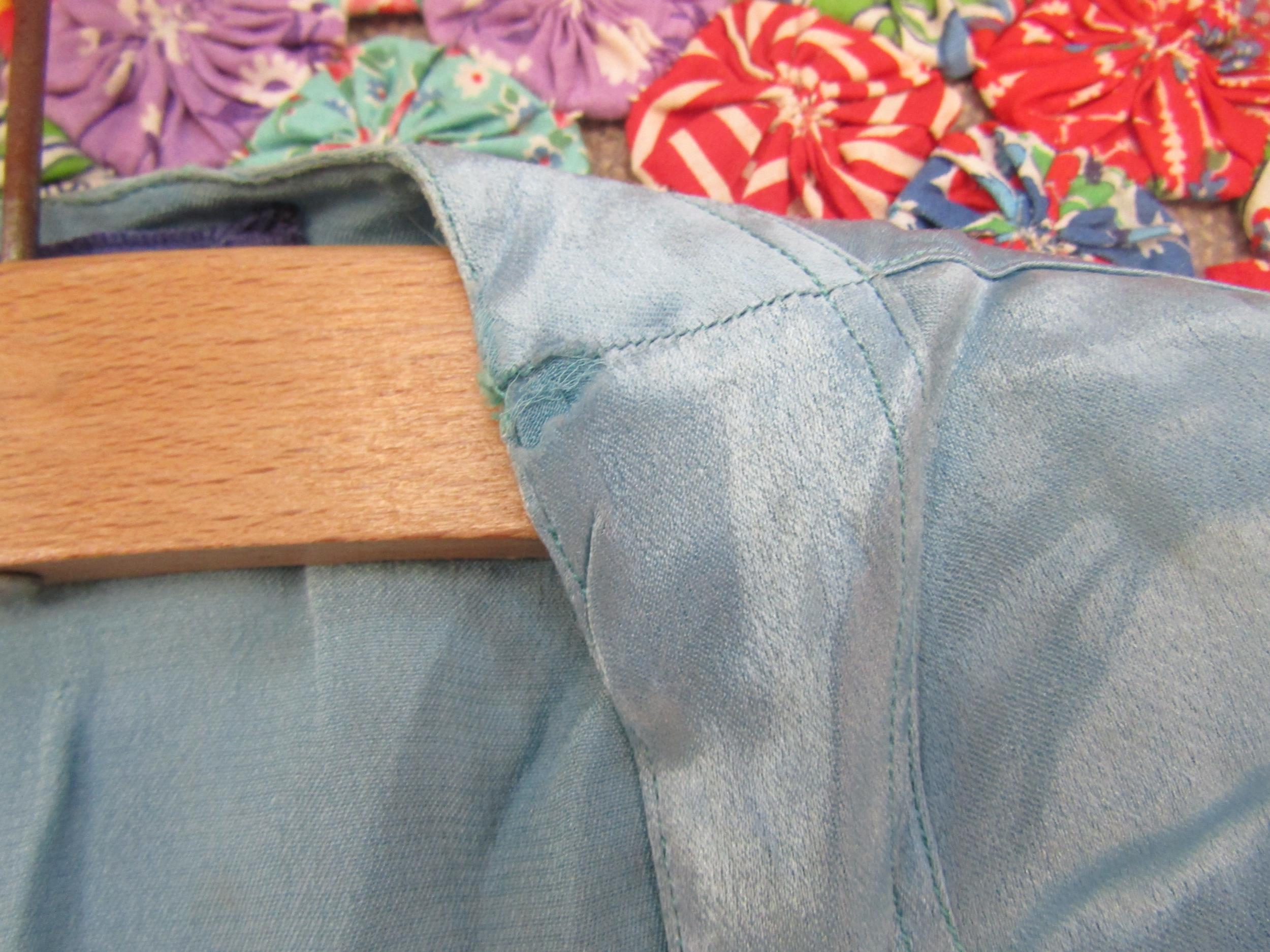 A vintage red floral silk lady's dressing gown and a plain mid blue silk crepe dressing gown wih - Image 3 of 3