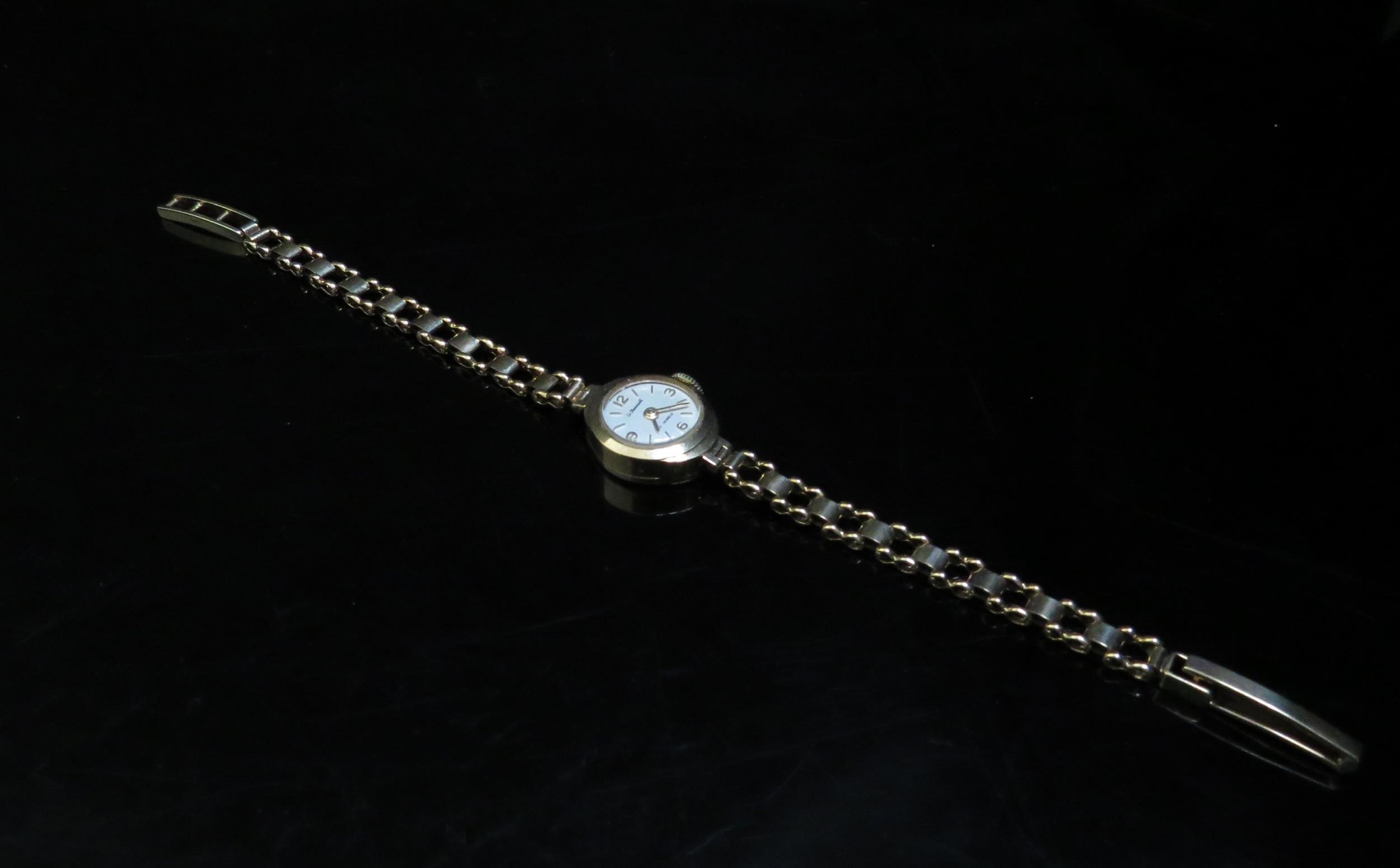 A lady's 9ct gold wristwatch "Le Cheminart", 10.5g
