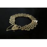 A 9ct gold bracelet with padlock clasp, 9.7g