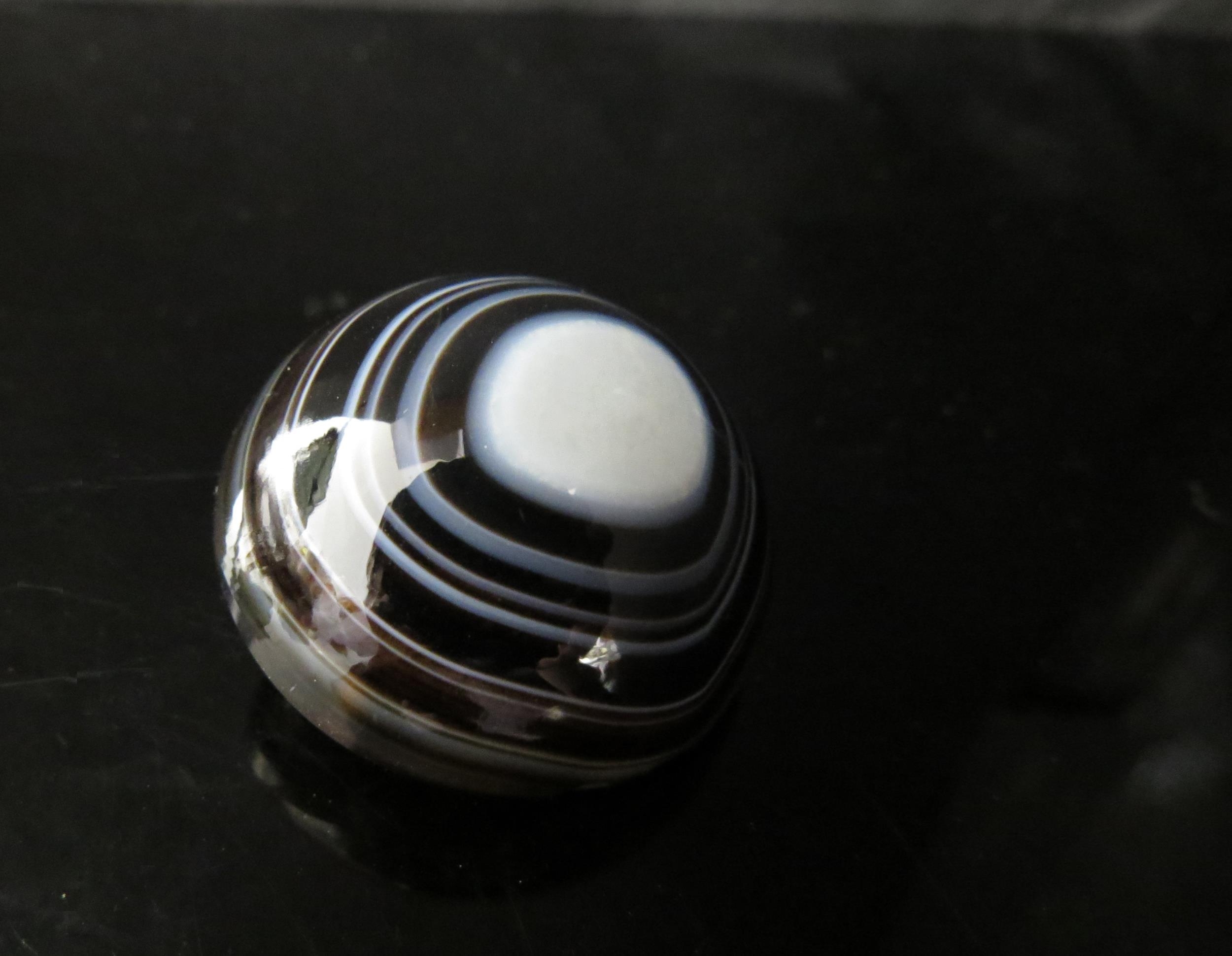 A circular cabochon banded agate brooch, 3.3cm diameter, 20g