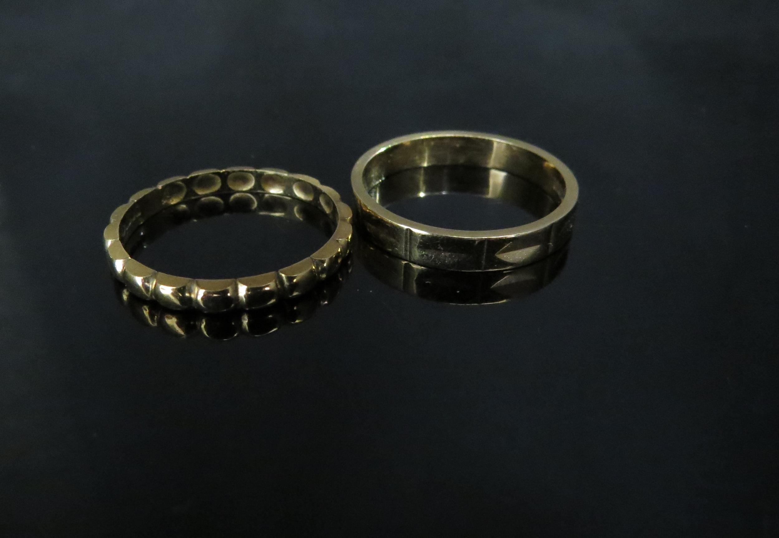 Two 9ct gold bands, both patterned. Size M/N and N, 3.4g