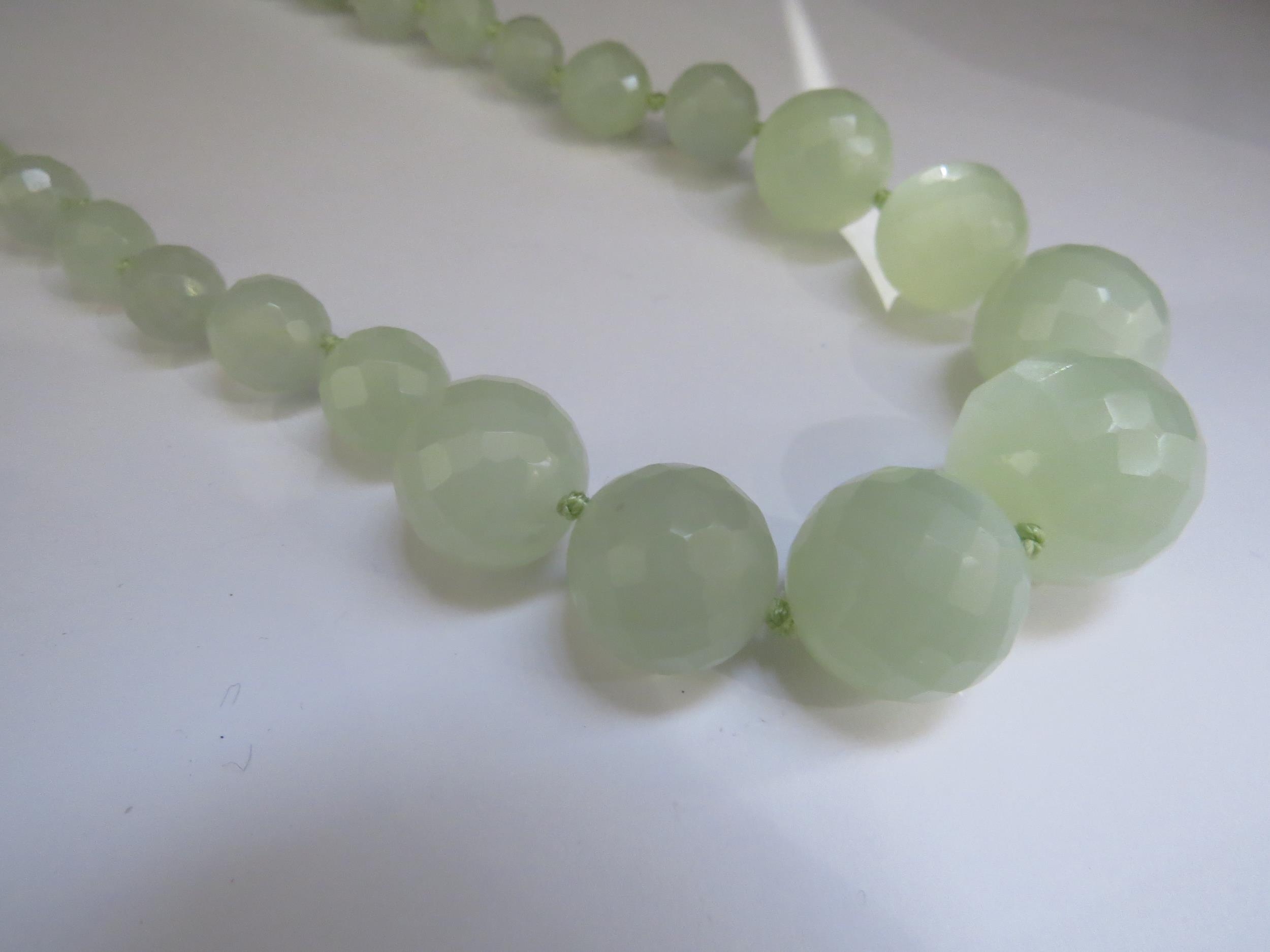 A pale green facet cut graduated bead necklace, 45cm long - Image 2 of 3