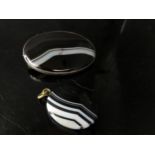 An oval banded agate brooch, 3.8cm x 5.2cm and a banded agate pendant, 2.7cm x 2.3cm