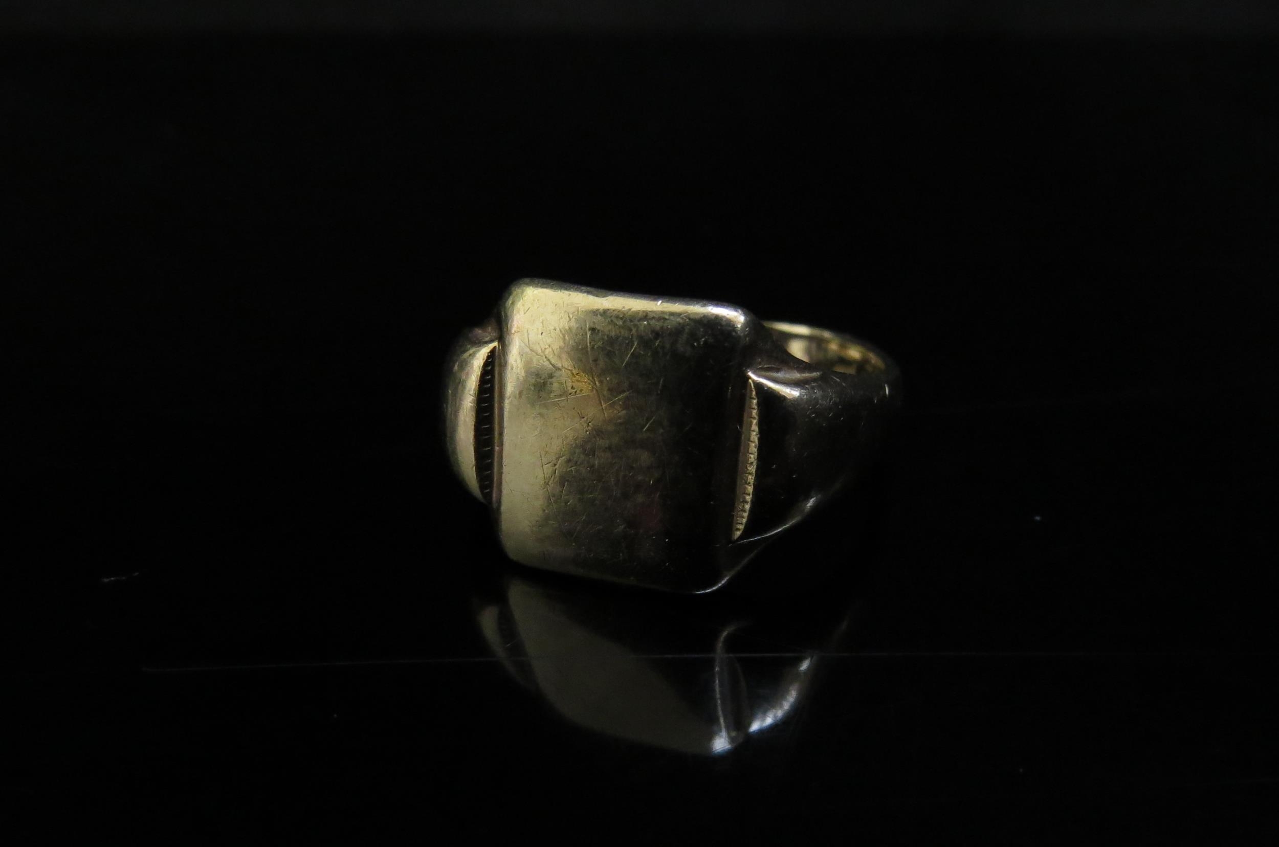 A 9ct gold gents signet ring, mis-shapen 7.5g