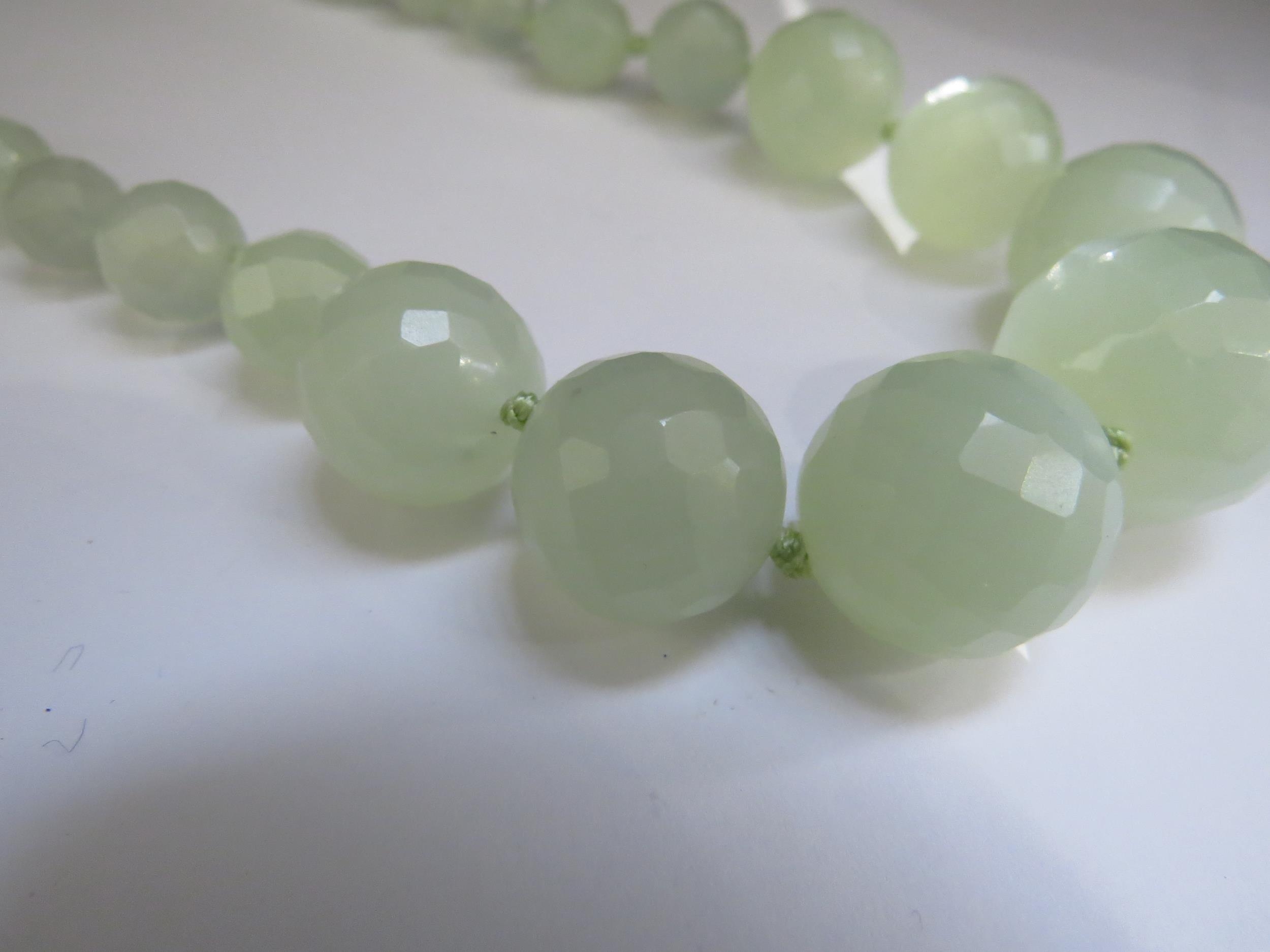 A pale green facet cut graduated bead necklace, 45cm long - Image 3 of 3