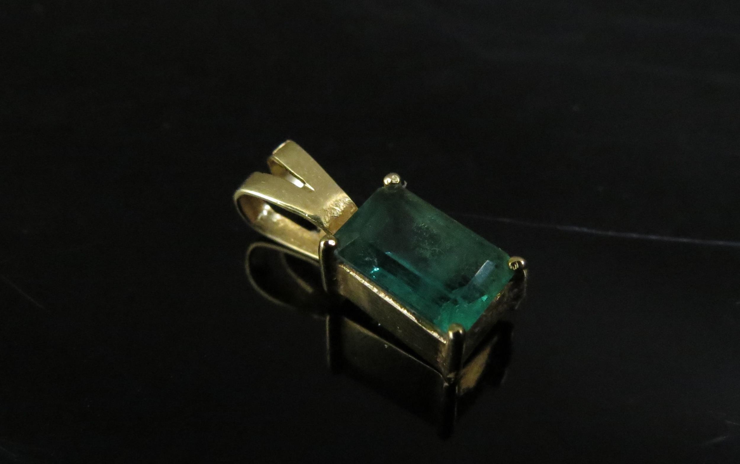 An 18ct gold emerald pendant 8mm x 5mm emerald, 1.4g - Image 2 of 2