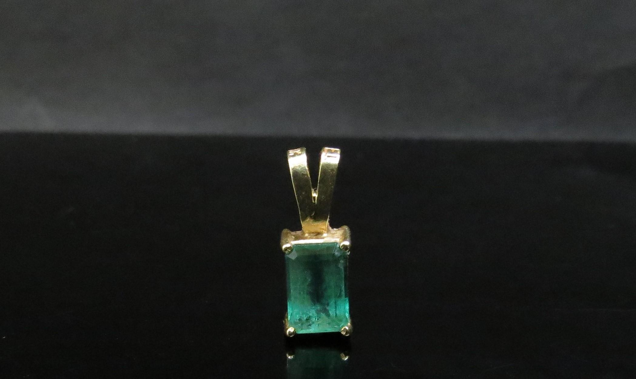An 18ct gold emerald pendant 8mm x 5mm emerald, 1.4g