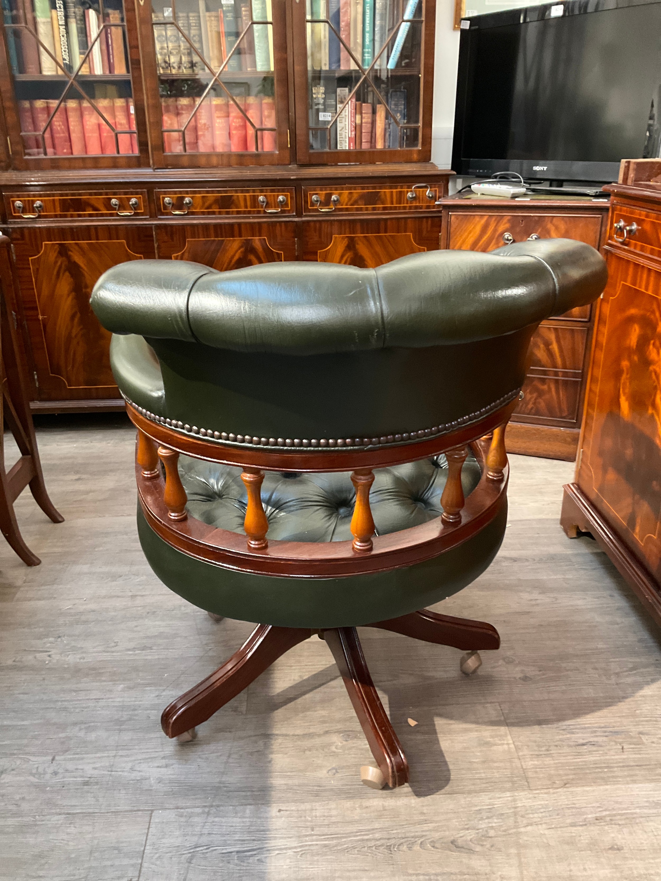 A modern leather button-back office swivel captains chair - Image 2 of 2