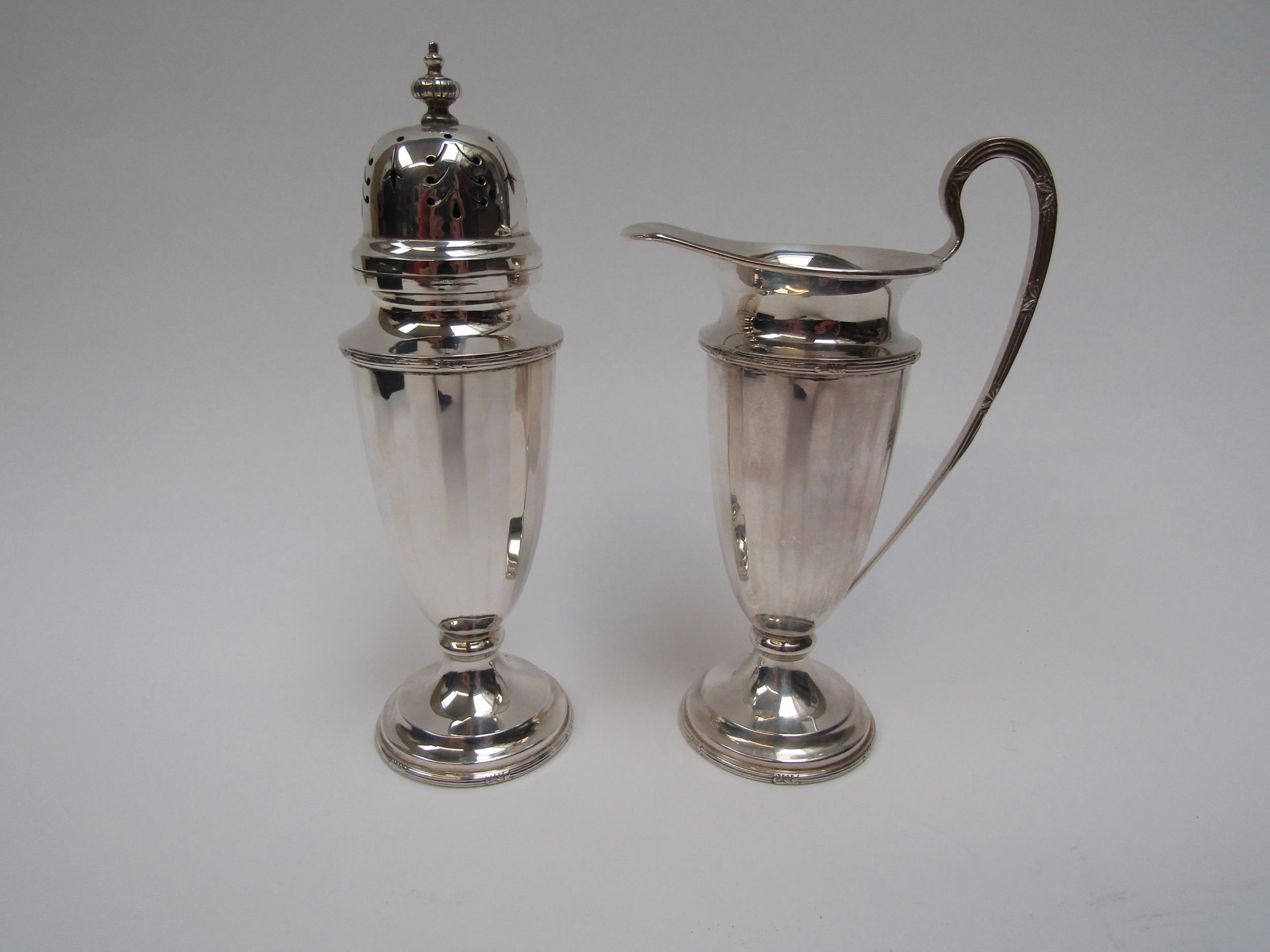 A Walker and Hall silver two piece sugar castor and cream jug set, Rd 713654 Sheffield 1963, - Image 4 of 4