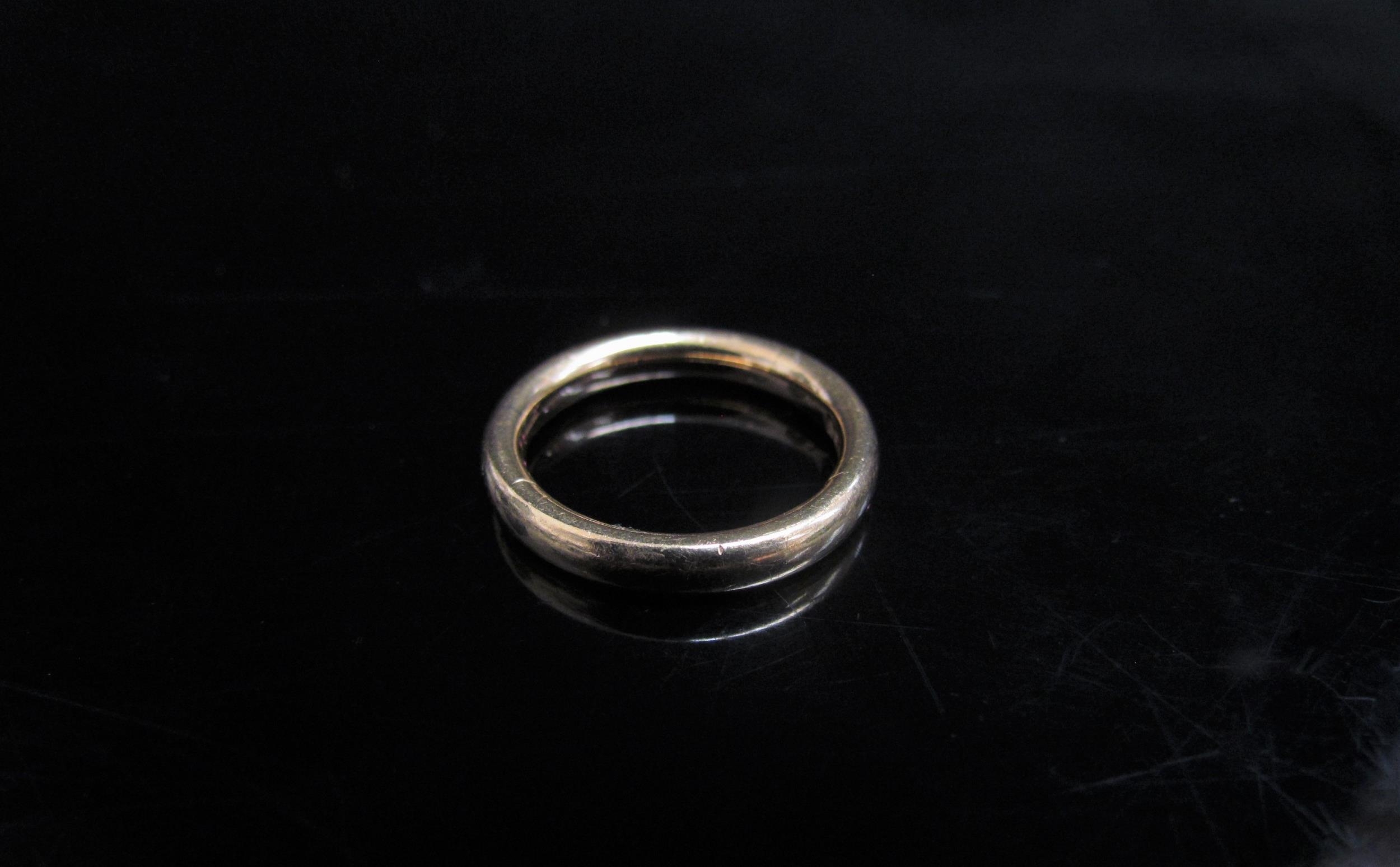 A 22ct gold wedding band. Size N, 7.1g