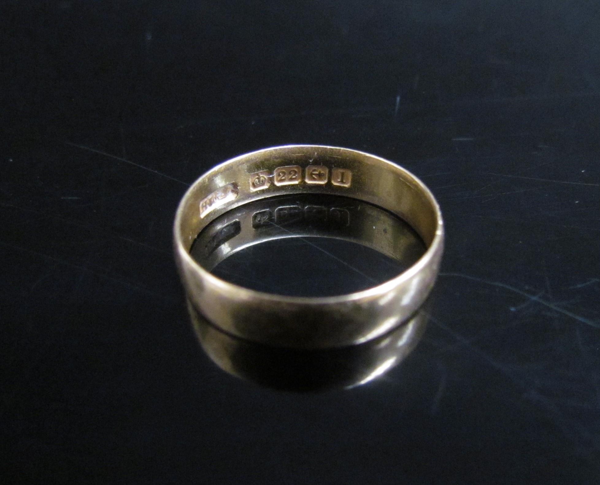 A 22ct gold wedding band. Size Q, 3.5g