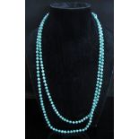 A speckled green bead necklace, 172cm long