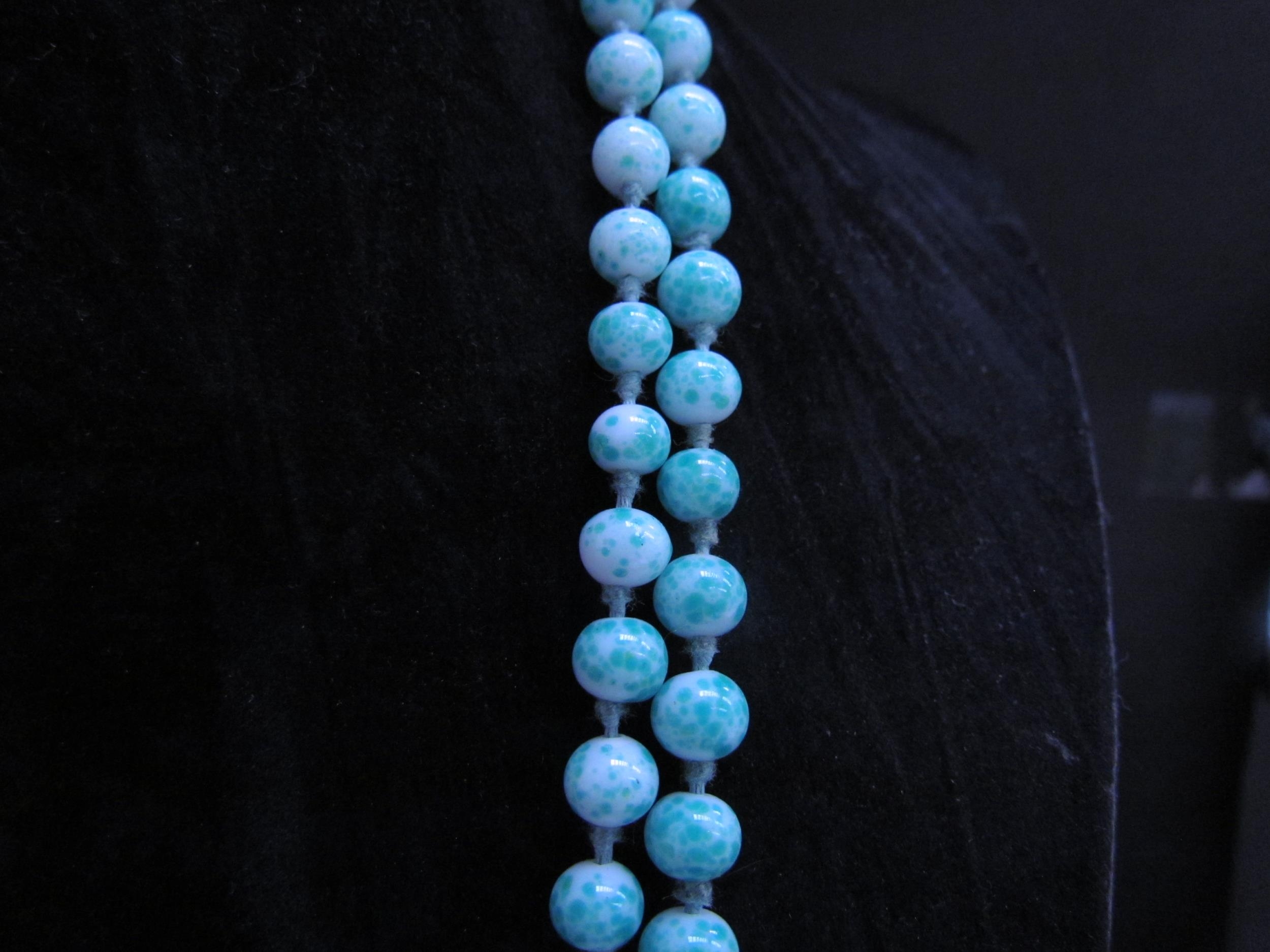 A speckled green bead necklace, 172cm long - Image 3 of 3