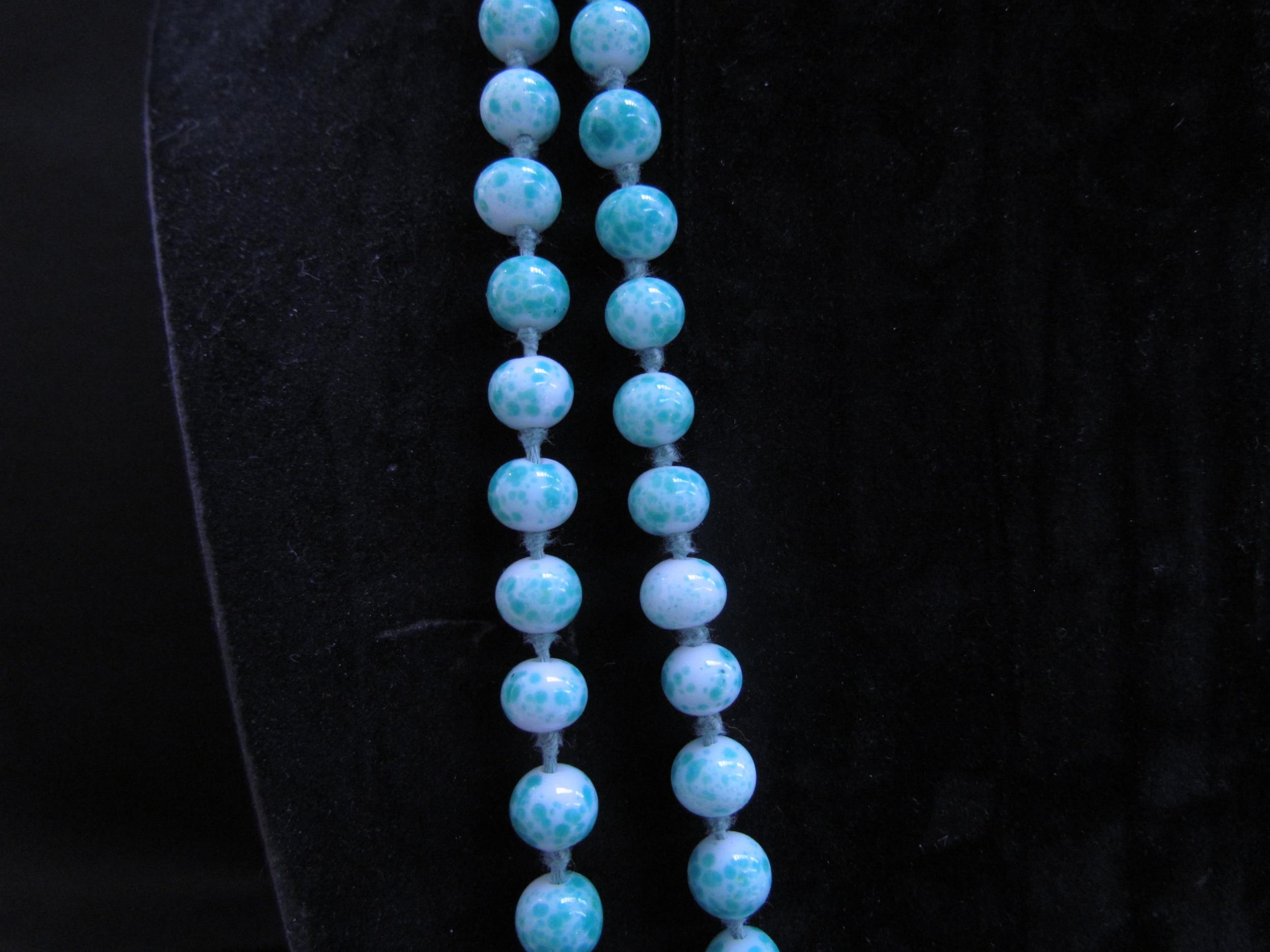 A speckled green bead necklace, 172cm long - Image 2 of 3