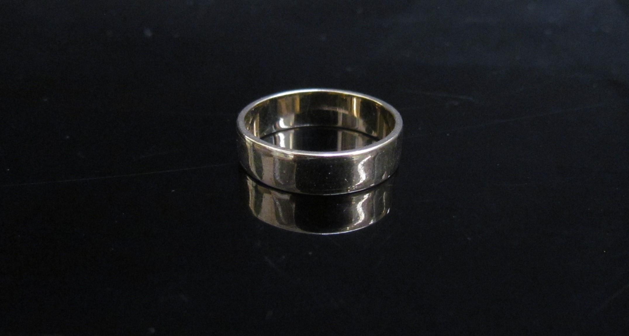 A gold band. Size M/N. 2.8g