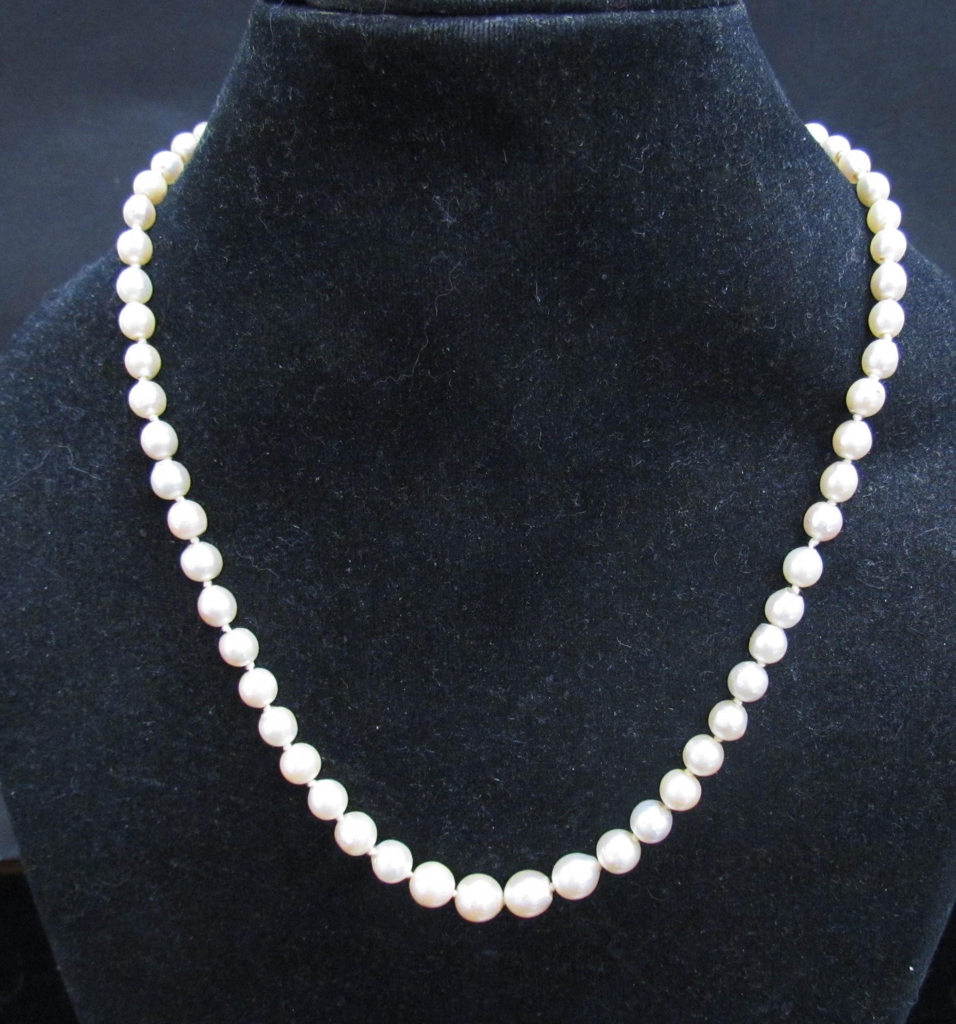 A single strand graduated pearl necklace, 44cm long, clasp stamped 9ct - Image 3 of 3