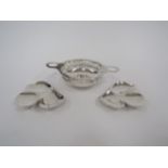 A Synyer & Beddoes silver twin handled bonbon dish, pierced surround, Birmingham 1921, 31.8g. A pair