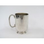 A Stokes & Ireland silver small tankard, plain form with family crest, footed base, Chester 1898,