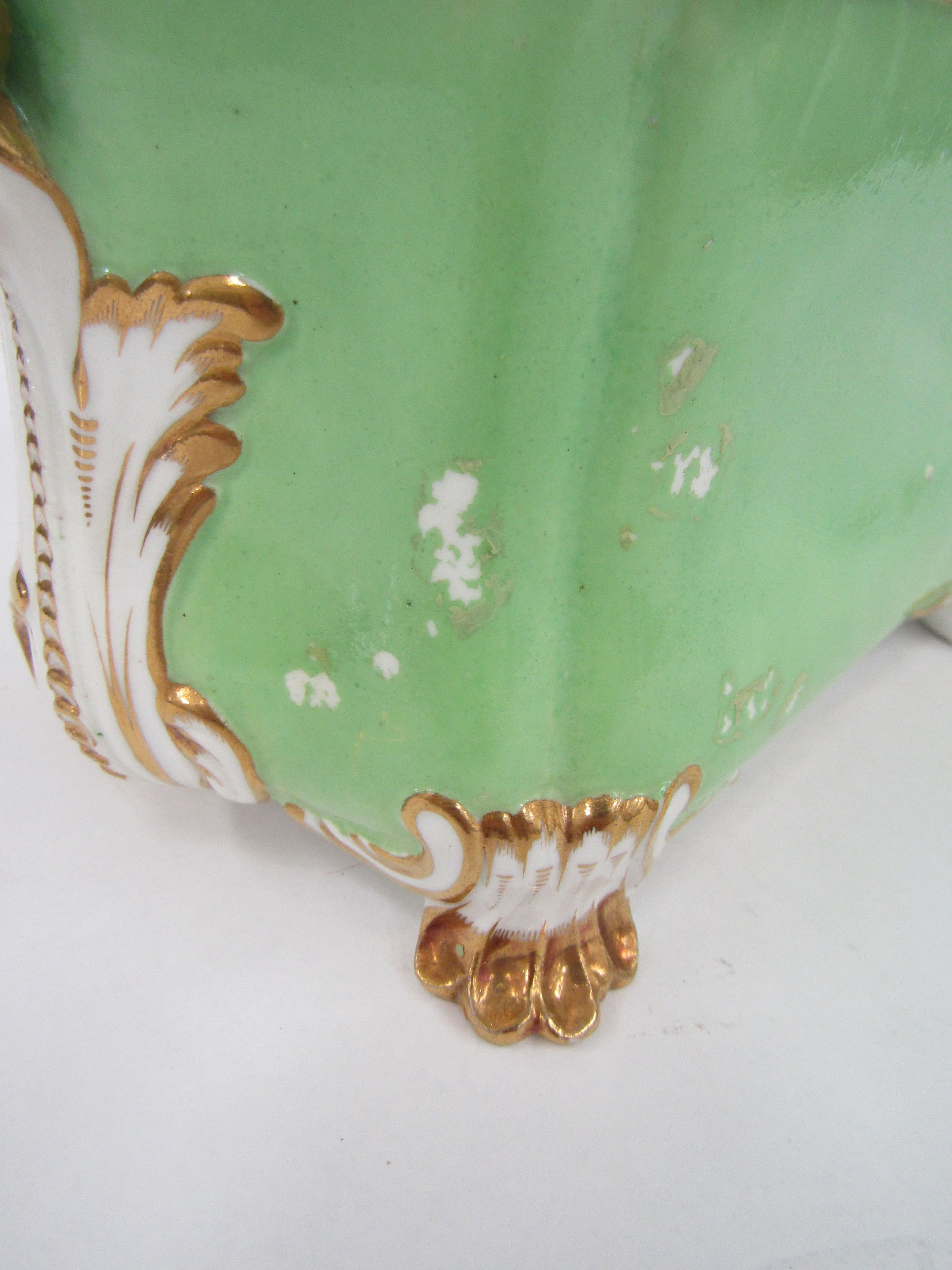 A Derby green ground flower encrusted bough pot and cover, some damage, 25 cm wide, 22cm tall - Image 3 of 9