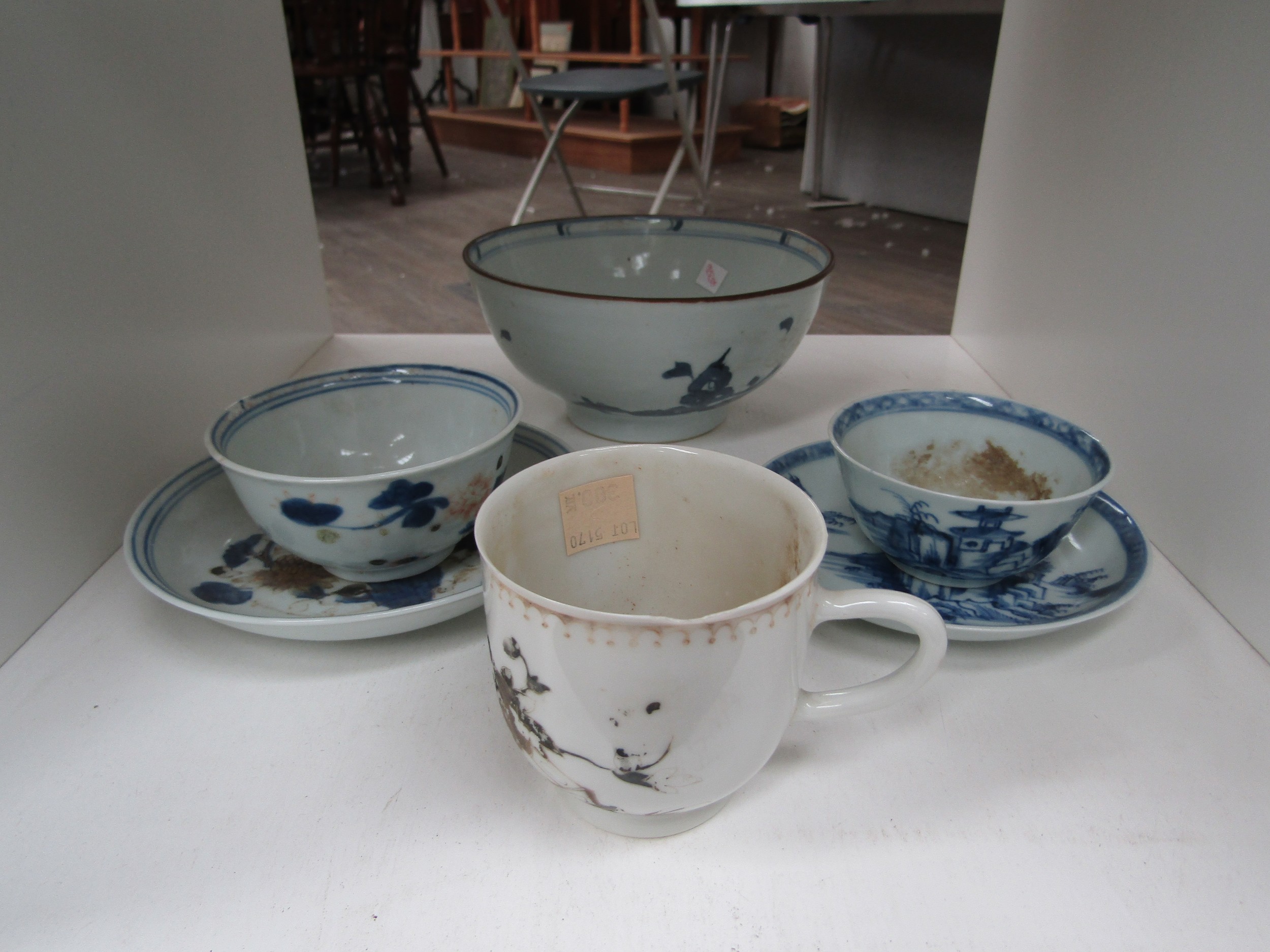 A collection of Nanking Cargo (1752) porcelain consisting of six bowls and saucers, rice bowl, - Image 3 of 5