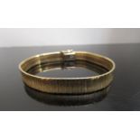 A gold bracelet stamped 333, 19cm long,17.3g