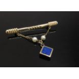 A 9ct gold bar brooch hung with pearl and Lapis Lazuli, 4g