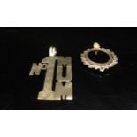 A 9ct gold "No.1 Mum" pendant and a 9ct gold half sovereign mount, 9.8g