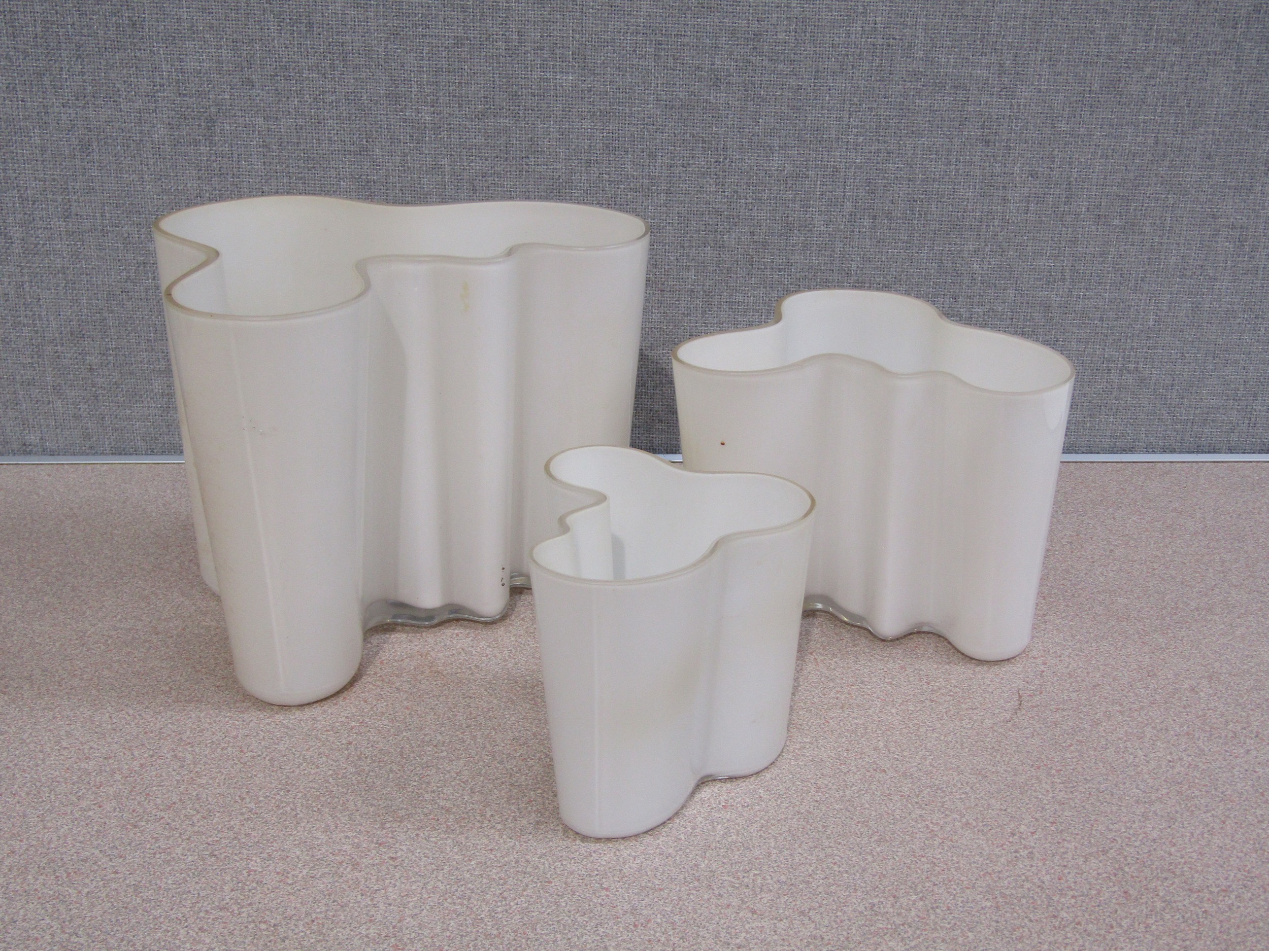 A set of three graduated Savoy vases in white, designed by Alvar Aalto for Iittala, Finland. Tallest