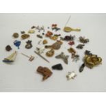 Vintage bijouterie charms and brooches including animal form, various