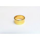 An 18ct gold band. Size O, 8.3g