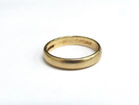 A 9ct gold wedding band. Size P/Q, 3g