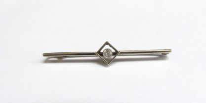 A white gold bar brooch with single diamond, 2.5g