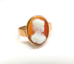 A gold cameo ring, unmarked. Size S, 3.3g