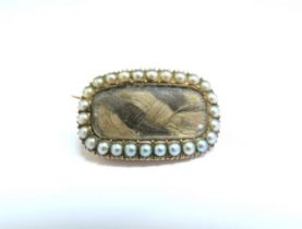 A Victorian woven hair panel brooch, framed with seed pearls, 3.4g